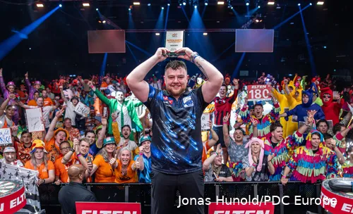 Josh Rock präsentiert seine Trophäe<br>