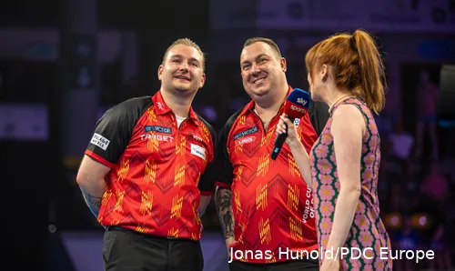 Dimitri Van den Bergh und Kim Huybrechts auf der Bühne des World Cup of Darts