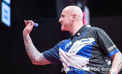 Alan Soutar is naast het darten ook nog steeds actief als brandweerman