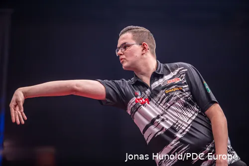 Gian van Veen komt in de laatste wedstrijd van de avond in actie tegen Dom Taylor