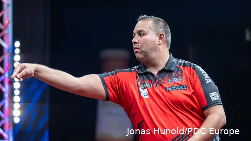 Jermaine Wattimena gaat de strijd aan met Luke Littler in de laatste wedstrijd van de avond