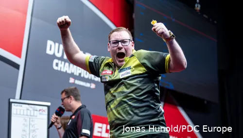 Martin van Velzen in actie op het Dutch Darts Championship 2024