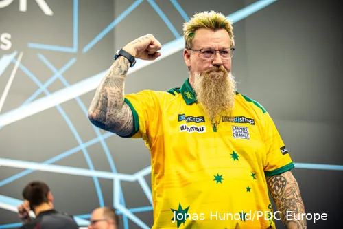 Simon Whitlock balt zijn vuist richting het publiek met zijn rechterarm.
