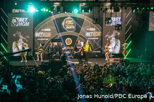 Uitverkochte tribunes, geweldige sfeer: de Premier League Darts betovert in Berlijn al jaren duizenden fans