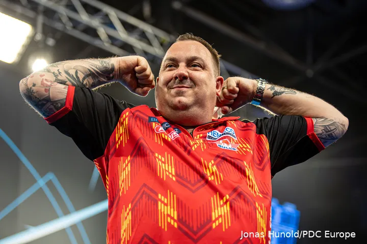 Kim Huybrechts flexes his muscles to the crowd.