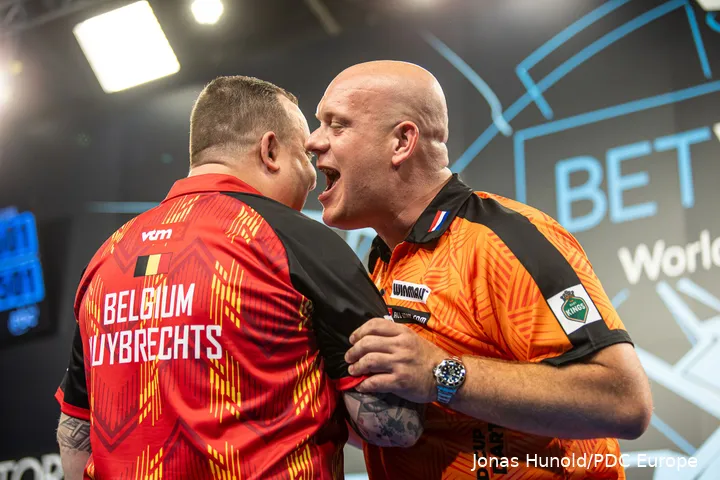Michael van Gerwen fooled around with Kim Huybrechts beforehand