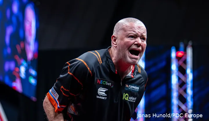 Raymond van Barneveld takes on Stephen Bunting in quarter-finals