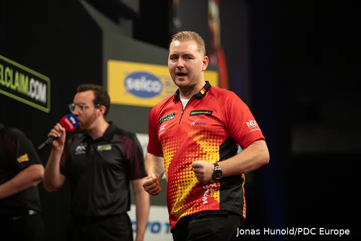 Dimitri Van den Bergh in seinem World Cup of Darts Shirt 2023<br>