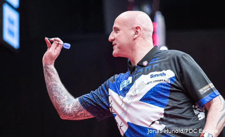 Alan Soutar is naast het darten ook nog steeds actief als brandweerman