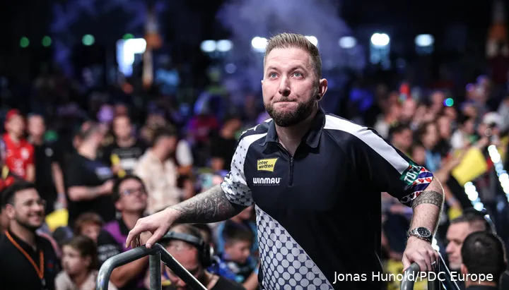 Danny Noppert in actie bij het EK Darts in 2023