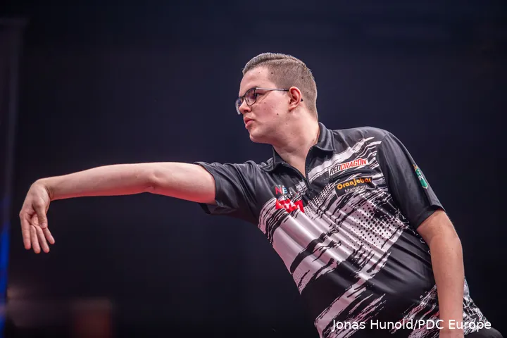 Gian van Veen komt in de laatste wedstrijd van de avond in actie tegen Dom Taylor