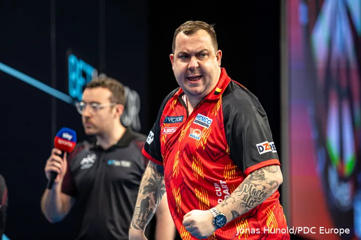 Kim Huybrechts in actie op de World Cup of Darts