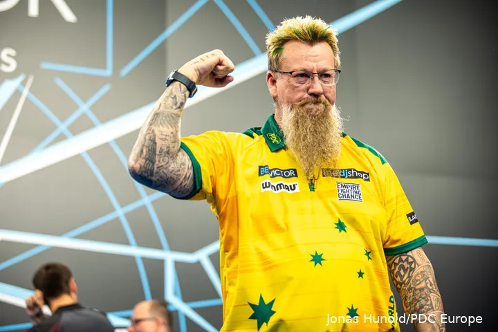 Simon Whitlock balt zijn vuist richting het publiek met zijn rechterarm.