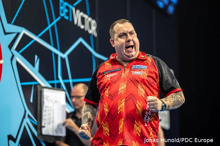 Kim Huybrechts in actie op de World Cup of Darts