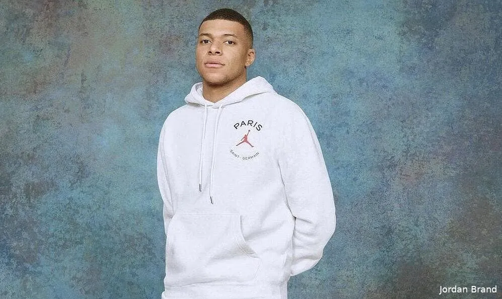 mbappe pose avec un maillot blanc alerte a madrid mbappe blanc 334451