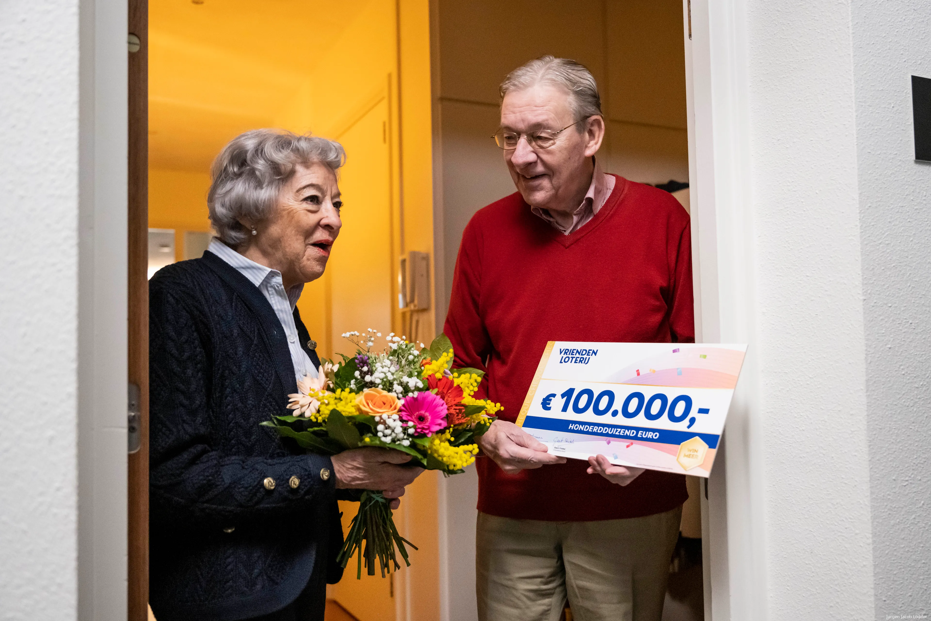 frans en maggie uit ulvenhout verrast door vriendenloterij ambassadeur jamai loman