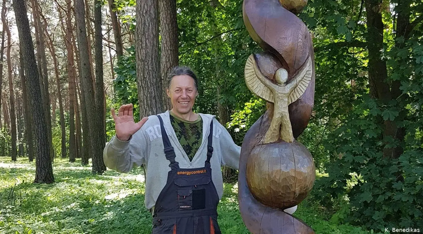 kestutis benedikas prie savo kurtos skulpturos ant kamuolio anzelmo matucio parke 1