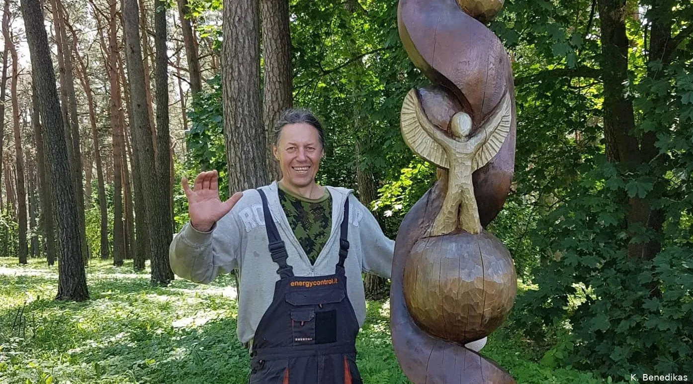 kestutis benedikas prie savo kurtos skulpturos ant kamuolio anzelmo matucio parke 1