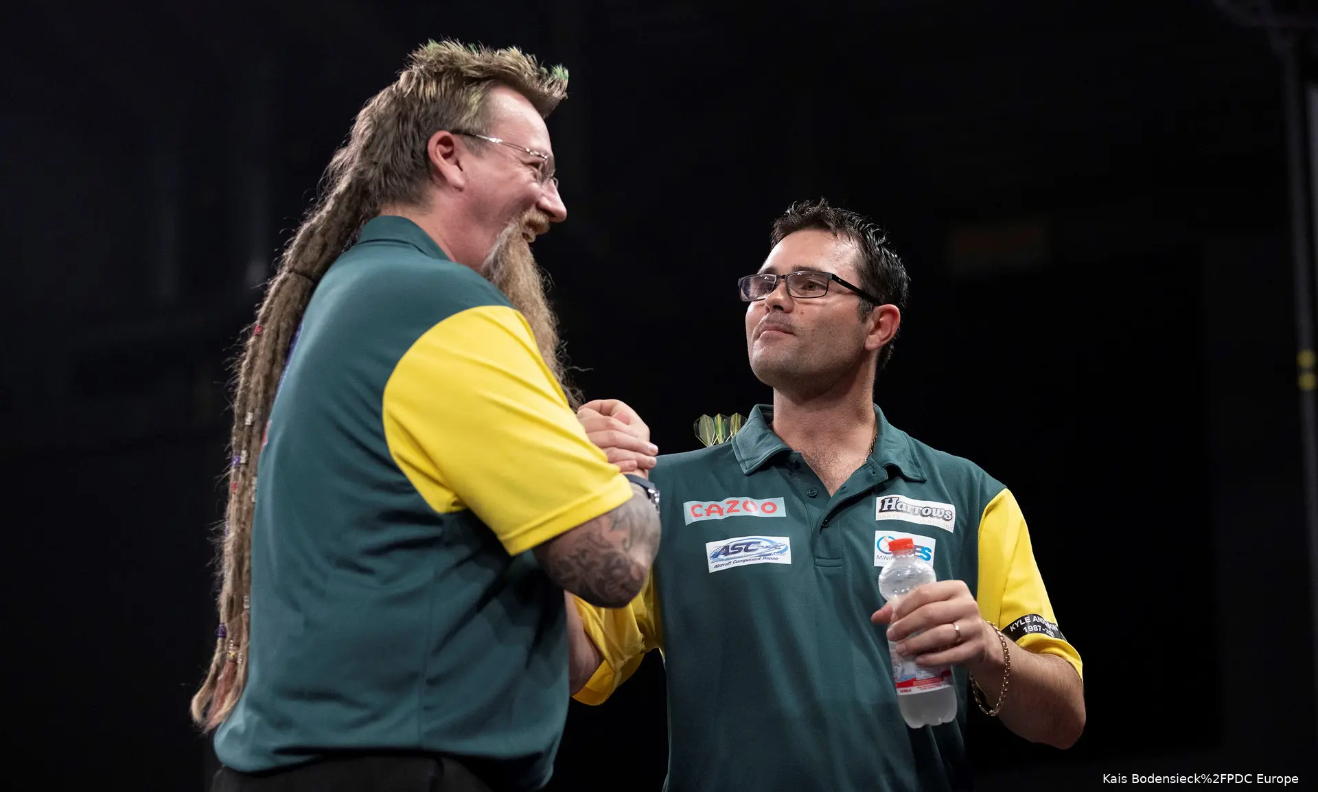 Damon Heta und Simon Whitlock schütteln sich auf der Bühne die Hand