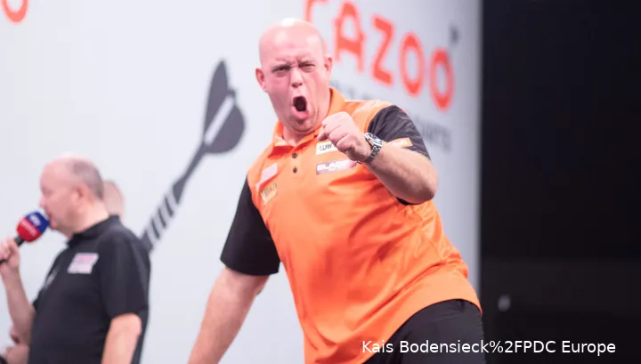 Michael van Gerwen jubelt im Nationaltrikot.