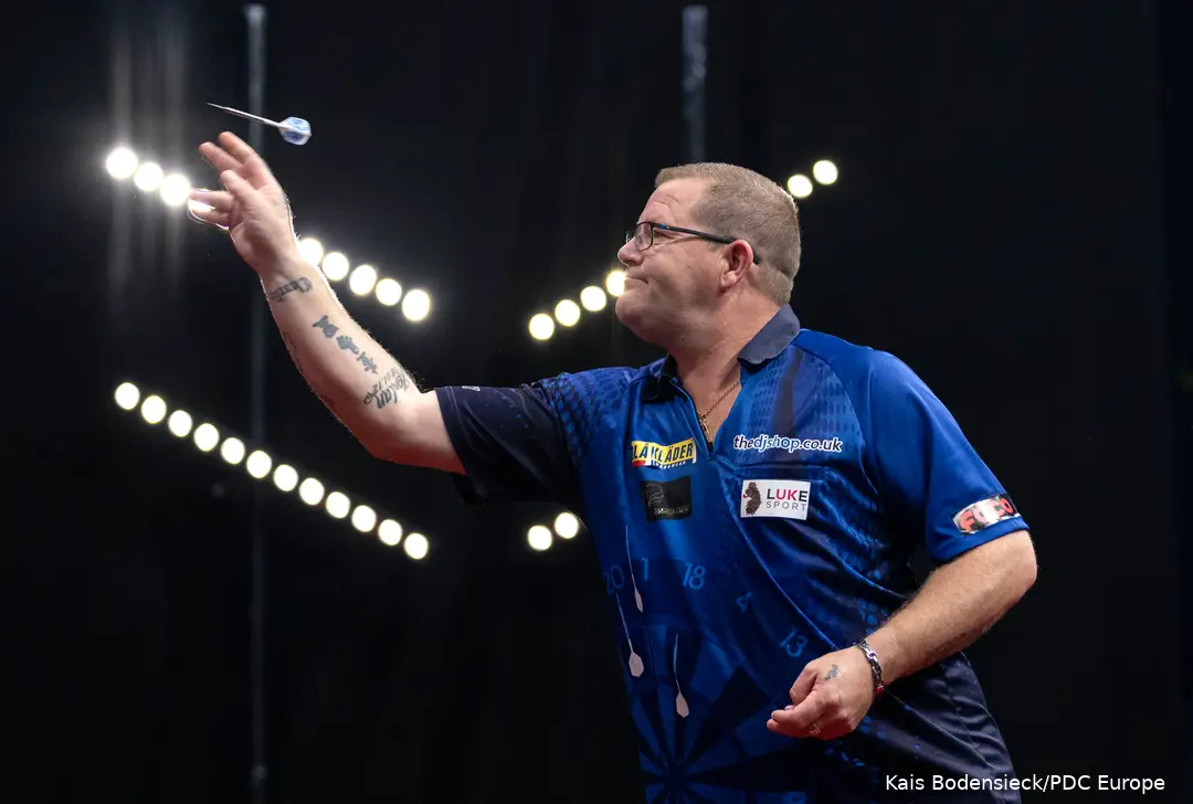 Steve West throwing the dart