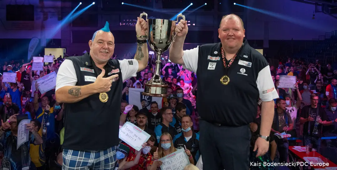 Peter Wright und John Henderson recken gemeinsam die World-Cup-Trophäe in die Höhe.