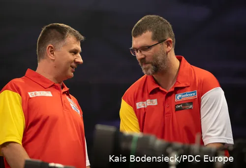 Krzysztof Ratajski und Krzysztof Kciuk in en Trikos des Wold Cup of Darts