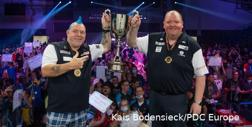 Peter Wright en John Henderson houden samen de World Cup-trofee in de lucht.