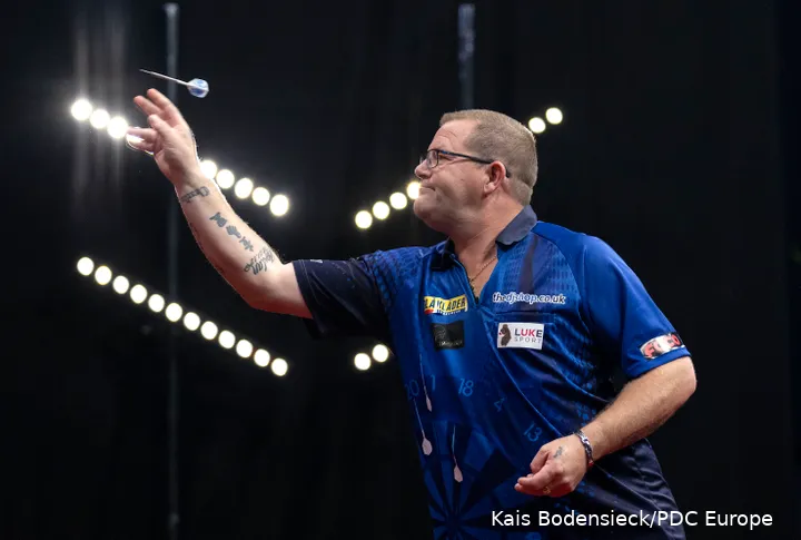 Steve West throwing the dart