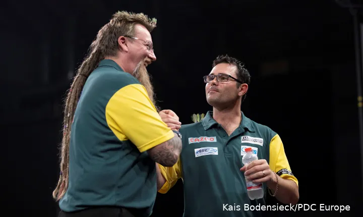 Damon Heta en Simon Whitlock schudden elkaar de hand op het podium