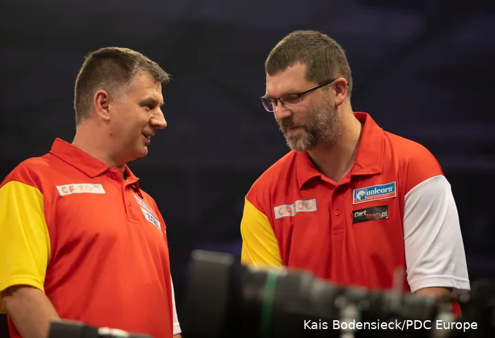 Krzysztof Ratajski und Krzysztof Kciuk in en Trikos des Wold Cup of Darts