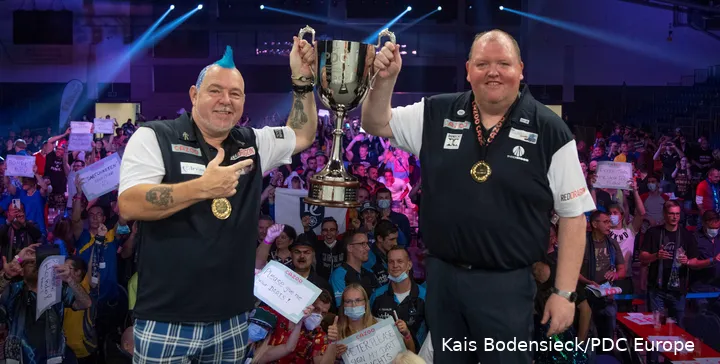 Peter Wright en John Henderson houden samen de World Cup-trofee in de lucht.