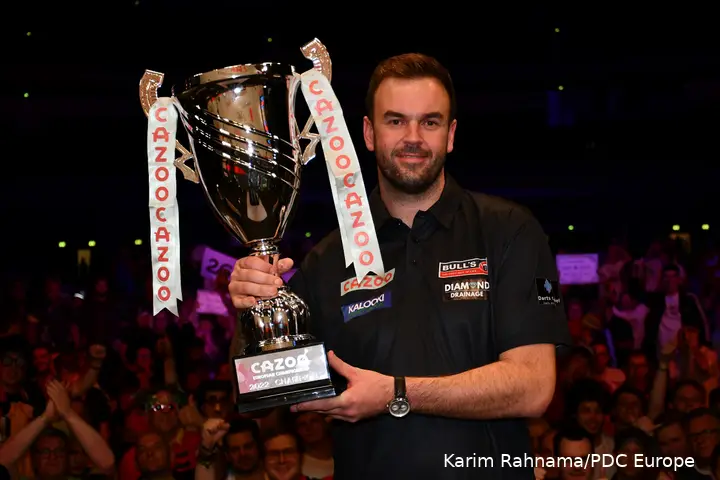Ross Smith houdt de EK-beker vast
