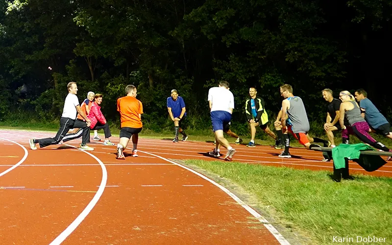 wintertraining op led verlichte baan avsuomi foto karin dobber