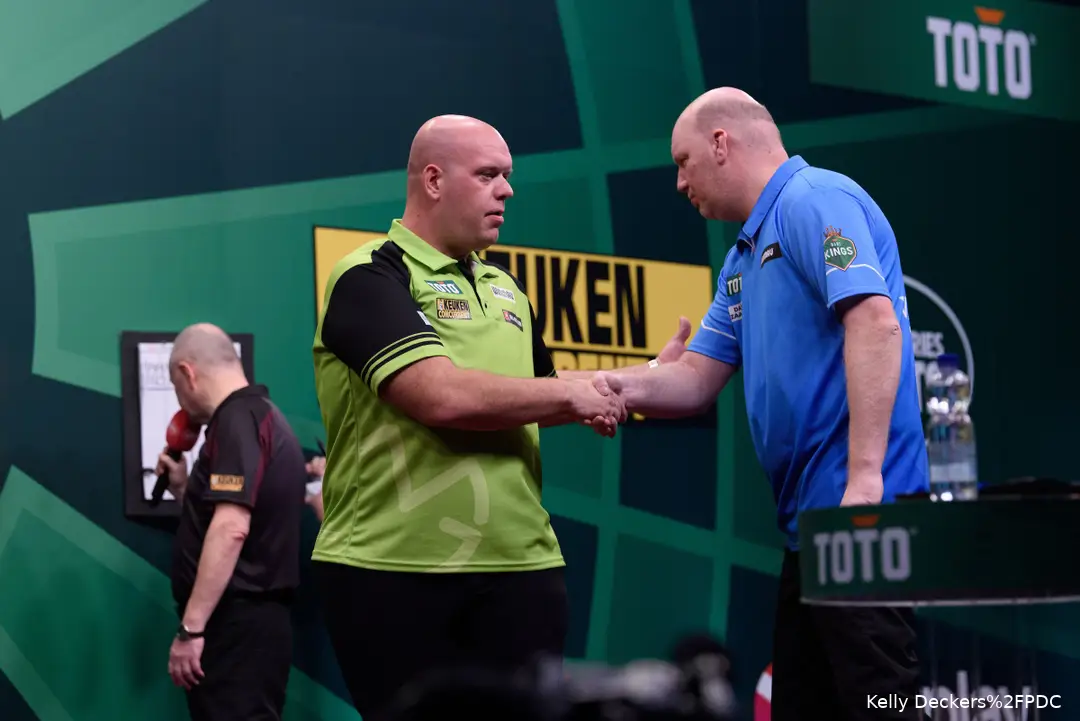 Michael van Gerwen und Vincent van der Voort geben sich die Hand.