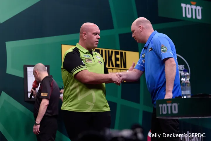 Michael van Gerwen und Vincent van der Voort geben sich die Hand