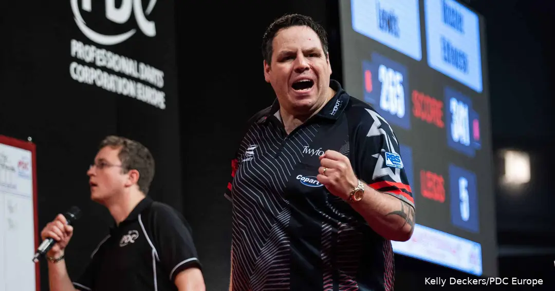 Adrian Lewis juicht en balt zijn vuist.