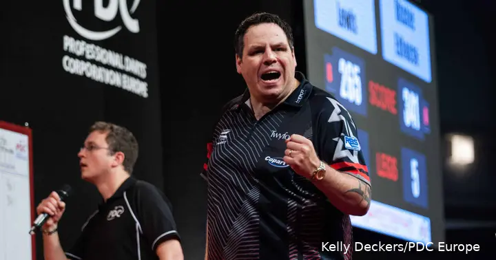 Adrian Lewis jubelt und ballt die Faust.