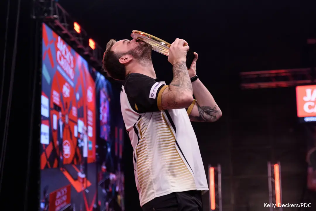 Ross Smith kisses trophy.