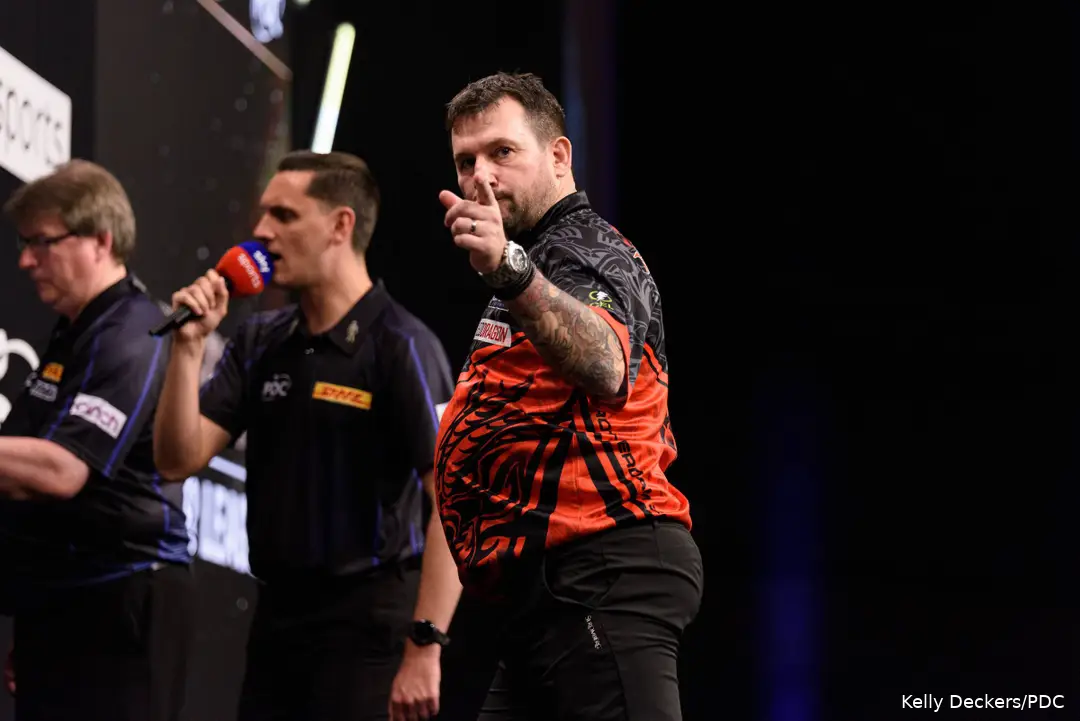 Jonny Clayton zeigt mit dem Finger in Richtung seiner eigenen Anhänger.