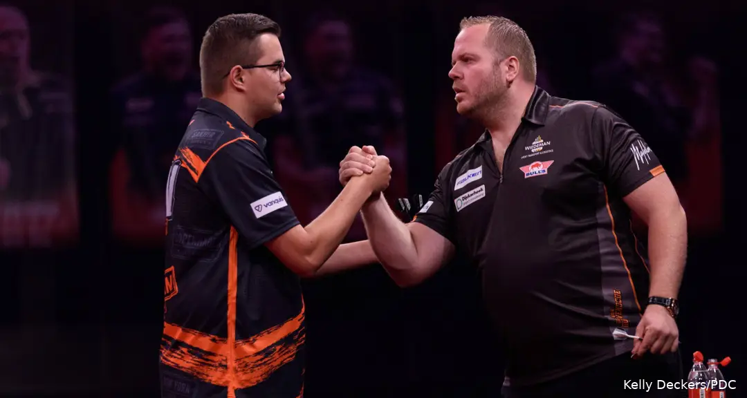Gian van Veen &amp; Dirk van Duijvenbode begrüßen sich.