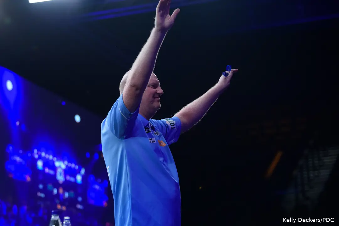 Vincent van der Voort betreedt het podium op de klanken van het feestelijke nummer 'Give it Up'