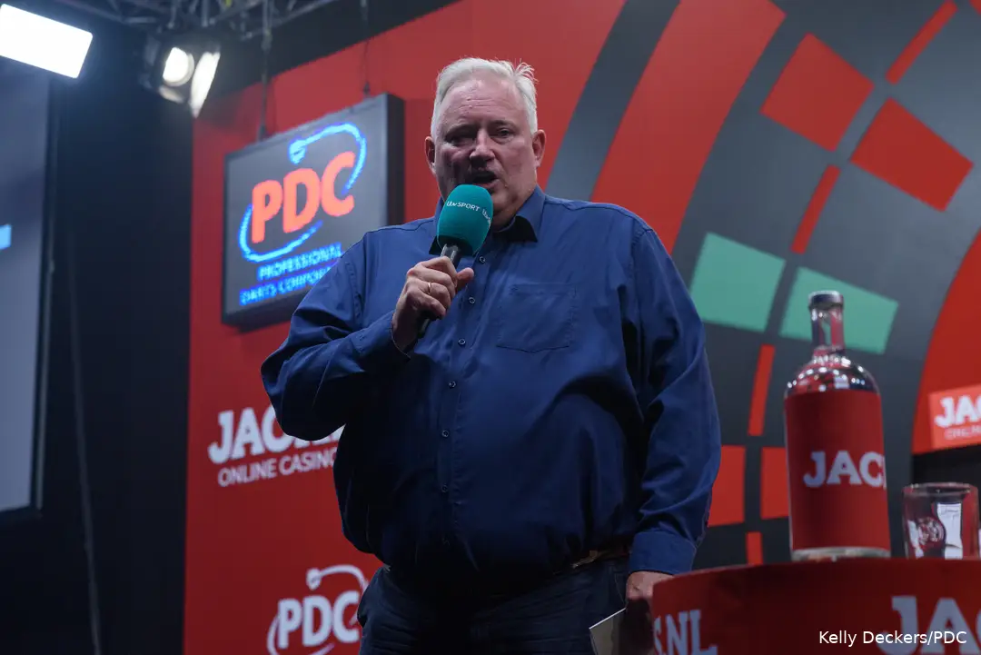 Arjan van der Giessen praat in de microfoon.
