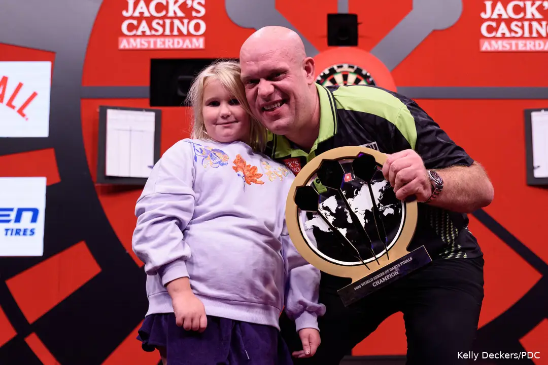 Michael van Gerwen en dochter Zoë poseren met de trofee