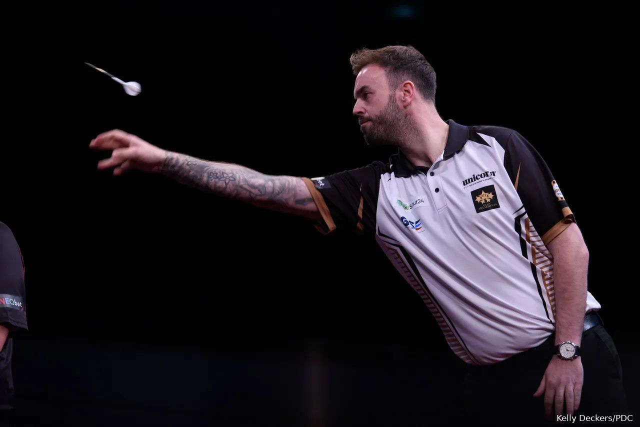 Ross Smith in action at the Grand Slam of Darts