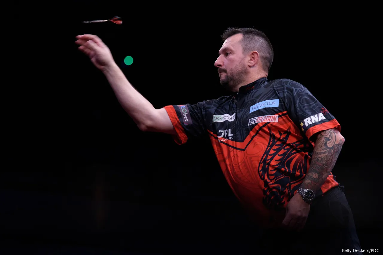 Jonny Clayton in action