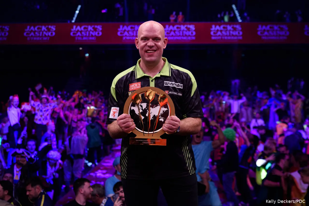 Michael van Gerwen macht endlich wieder das, was er am liebsten tut: Pokale in die Lüfte stemmen