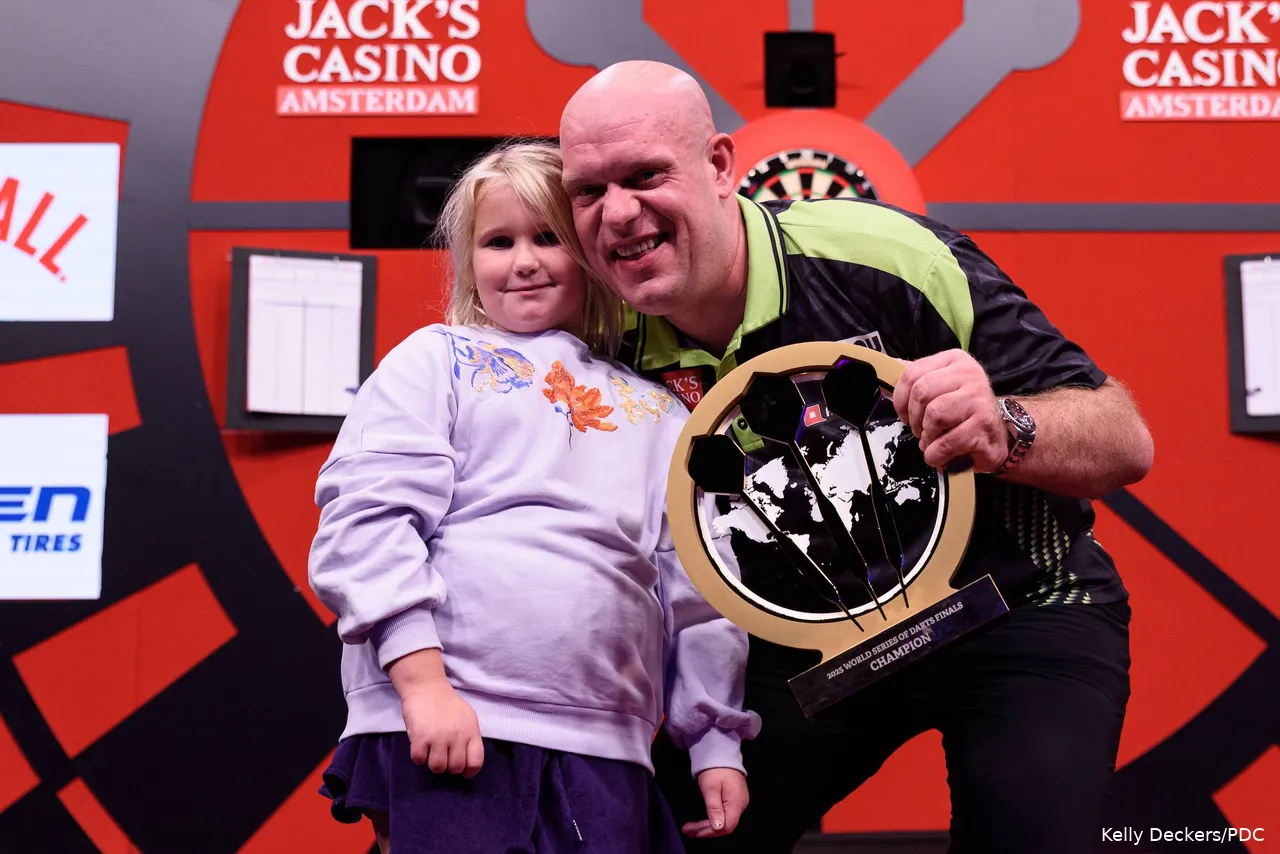 Lass das mal den Papa machen: Zusammen mit Tochter Zoë feierte Michael van Gerwen seinen World-Series-Triumph
