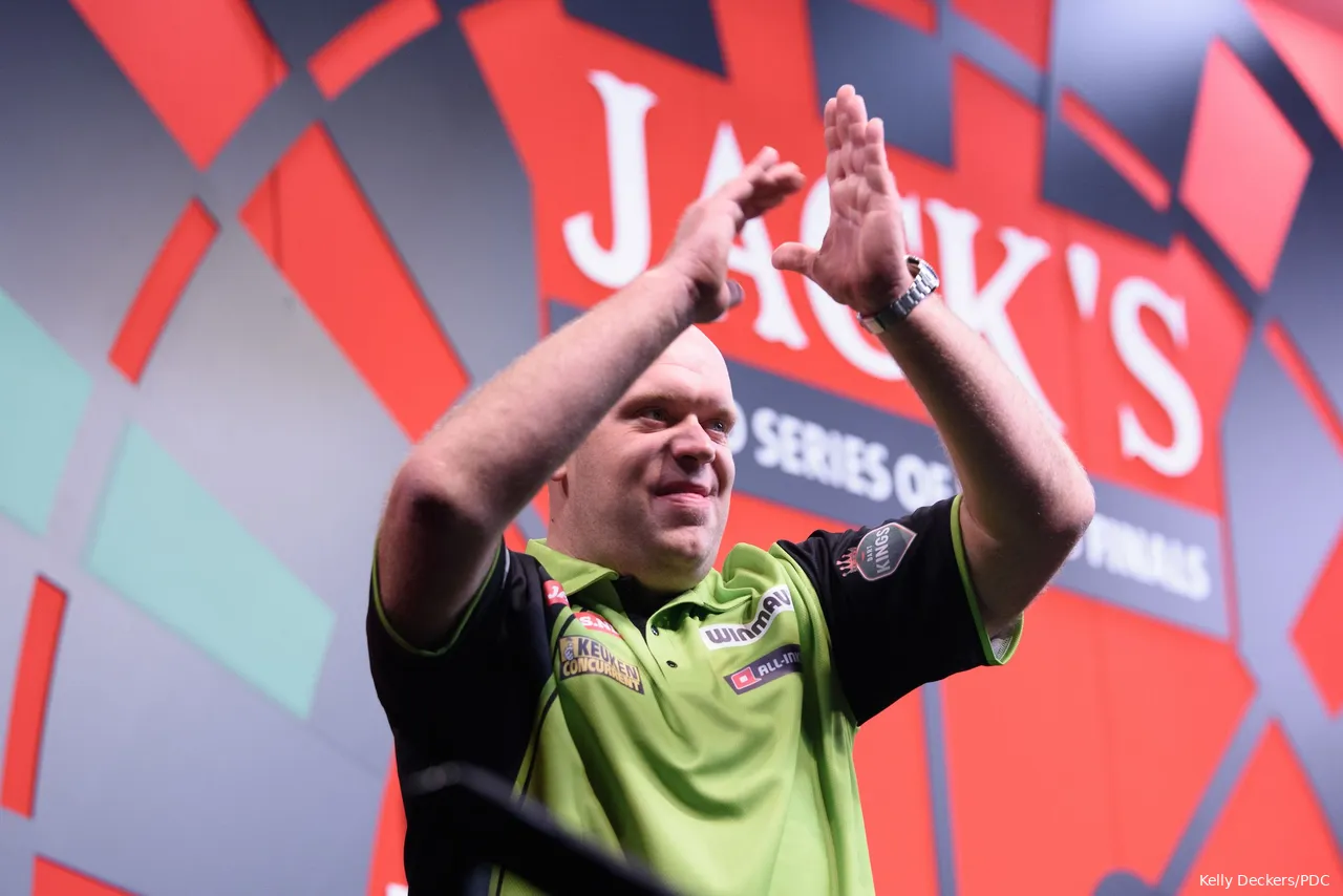 Michael van Gerwen groet het thuispubliek in Afas Live