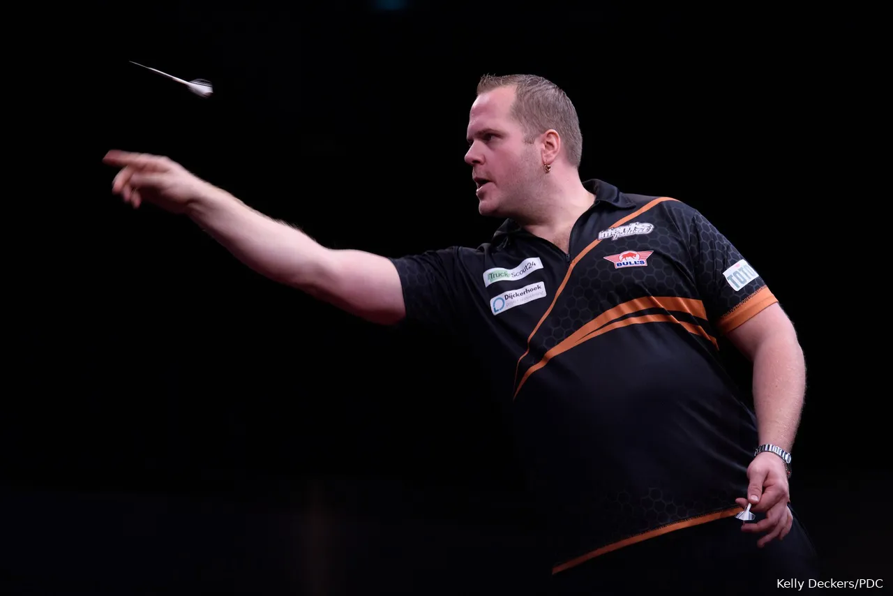 Dirk van Duijvenbode in actie op het EK Darts